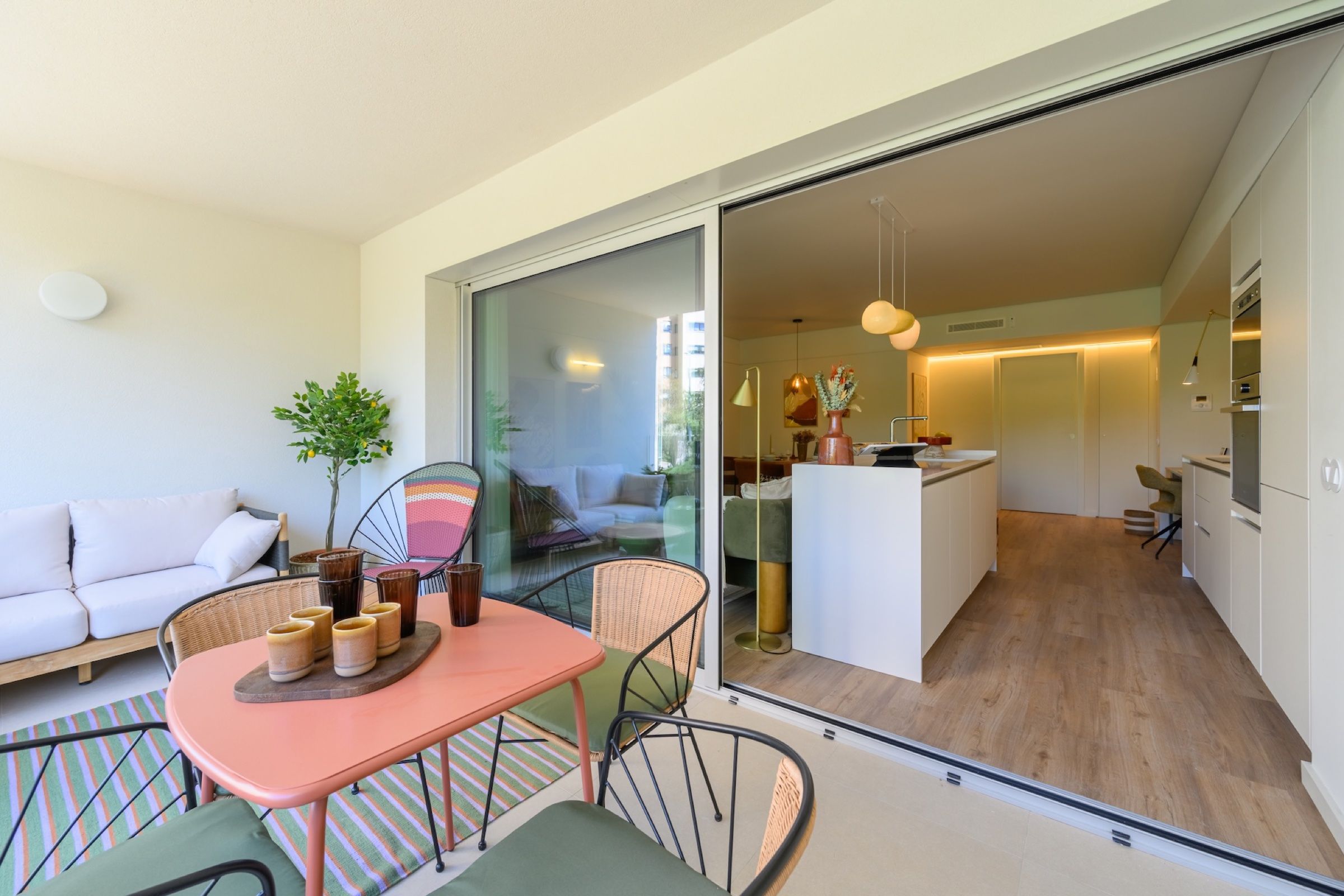 Porto by ARC Homes, sala e cozinha do andar-modelo